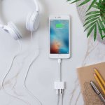 Belkin 3.5 mm Audio Plus Charge RockStar - сертифициран адаптер 3.5 мм аудио жак и Lightning порт за зареждане и слушане на музика  6